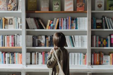 Γυναίκα κοιτάζει ράφι με βιβλία